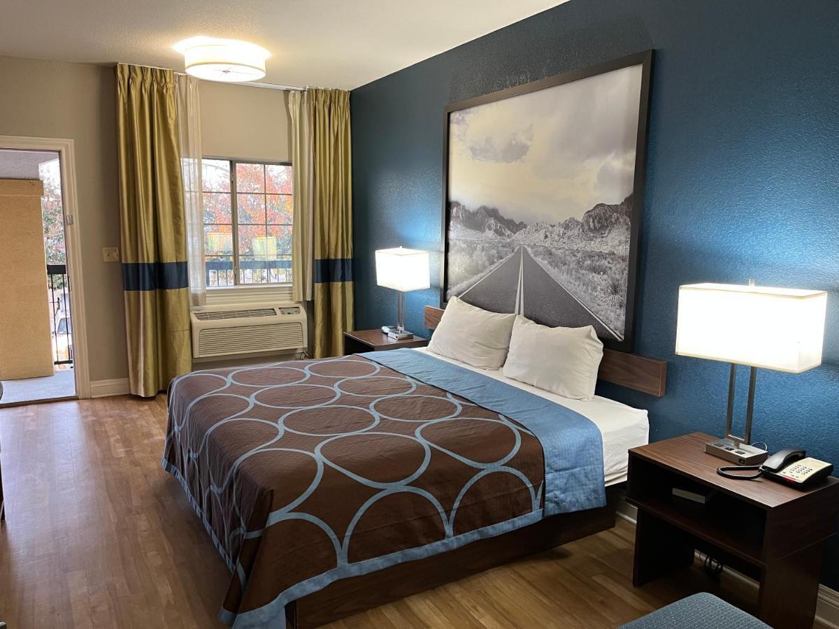 Super 8 By Wyndham Near Sam Houston 2*
