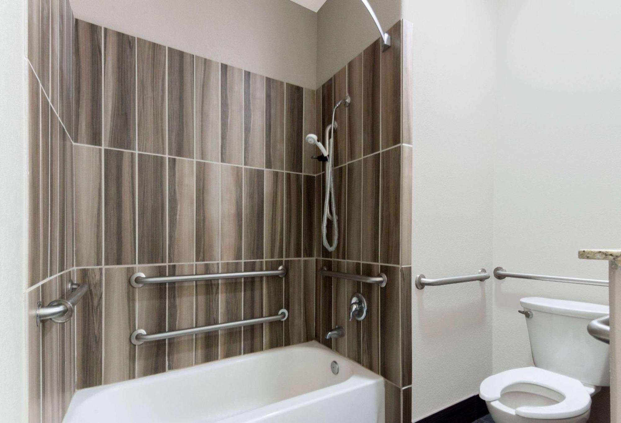 Super 8 By Wyndham Near Sam Houston Motel 2*
