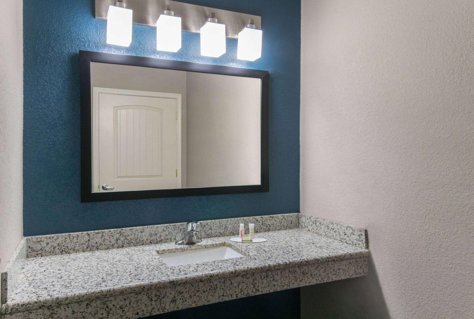 Motel Super 8 By Wyndham Near Sam Houston San Antonio