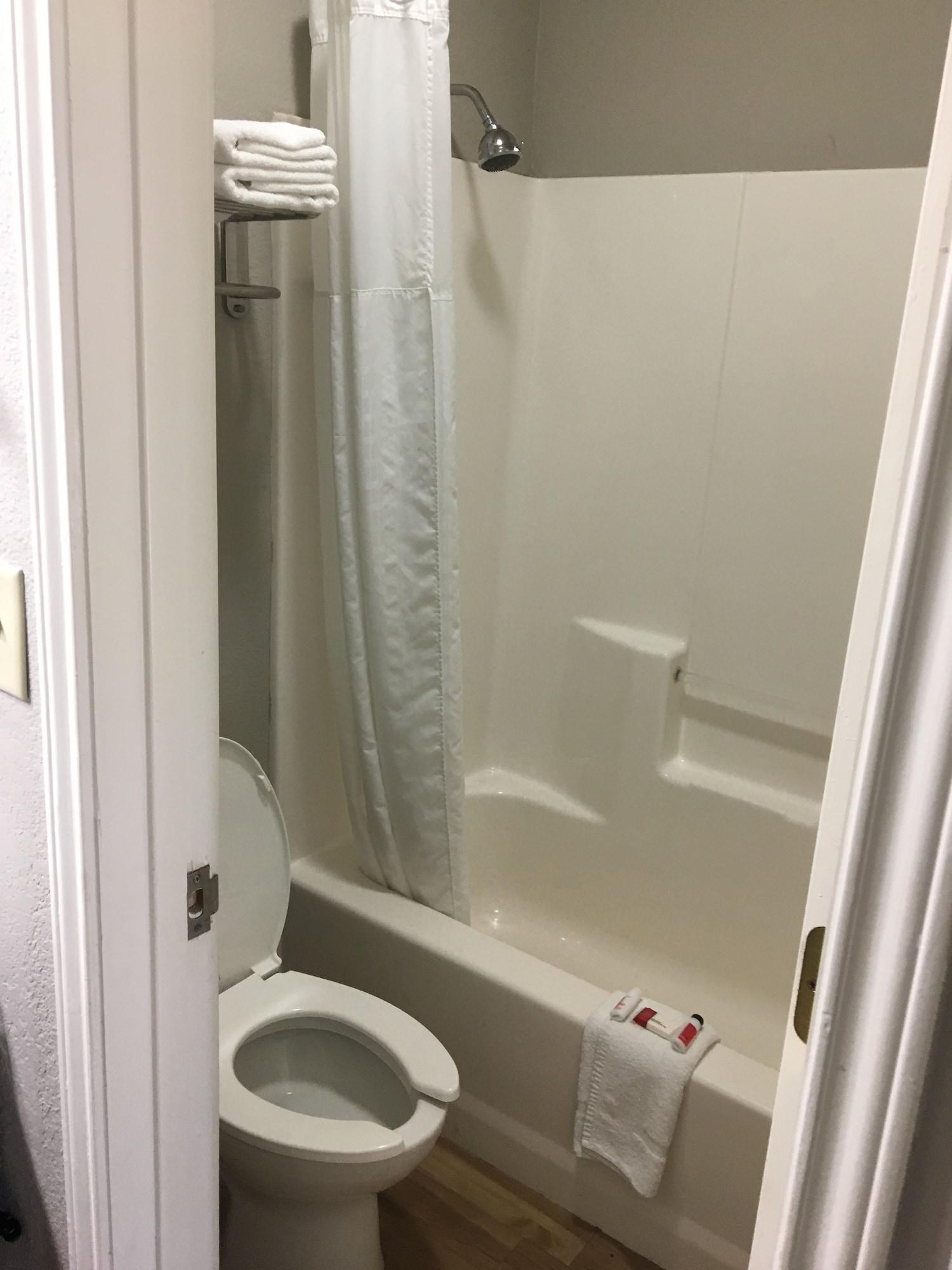 Super 8 By Wyndham Near Sam Houston 2*