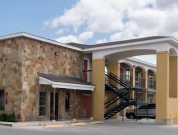 Super 8 By Wyndham Near Sam Houston 2*