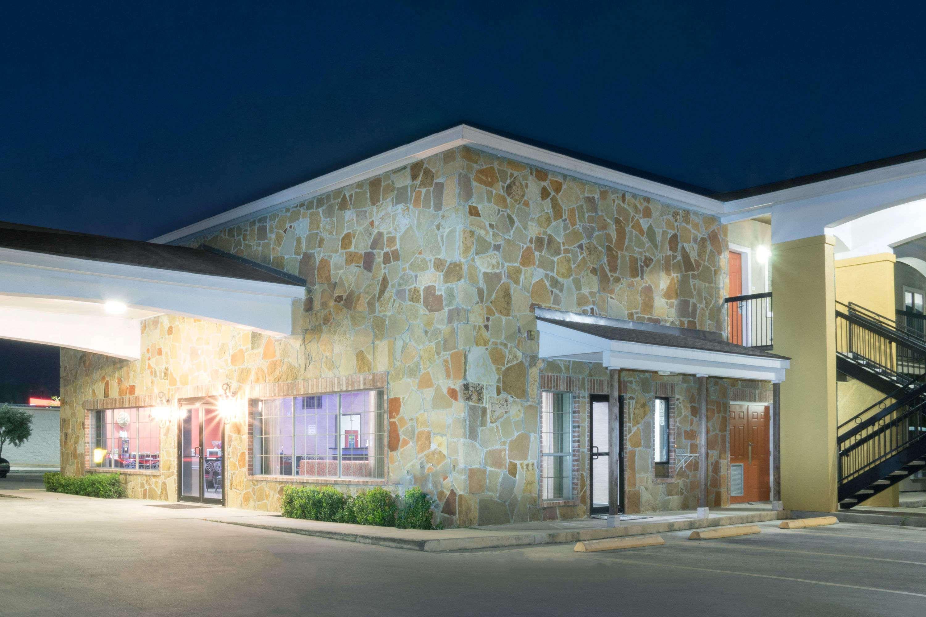 Motel Super 8 By Wyndham Near Sam Houston 2*
