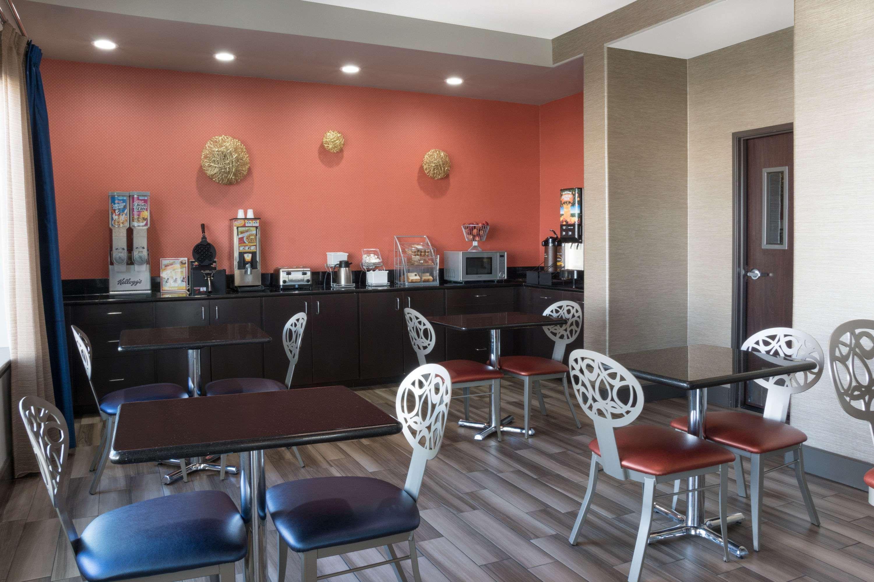 Super 8 By Wyndham Near Sam Houston San Antonio