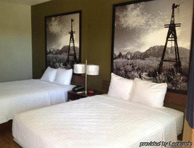Motel Super 8 By Wyndham Near Sam Houston San Antonio