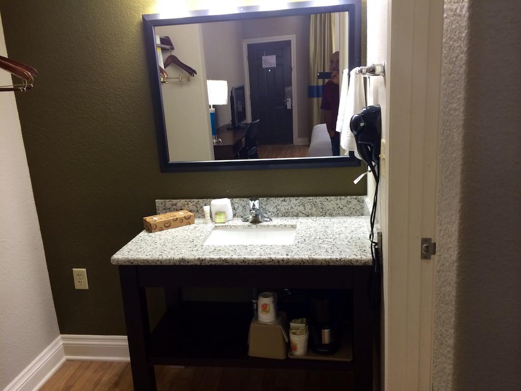 Super 8 By Wyndham Near Sam Houston San Antonio