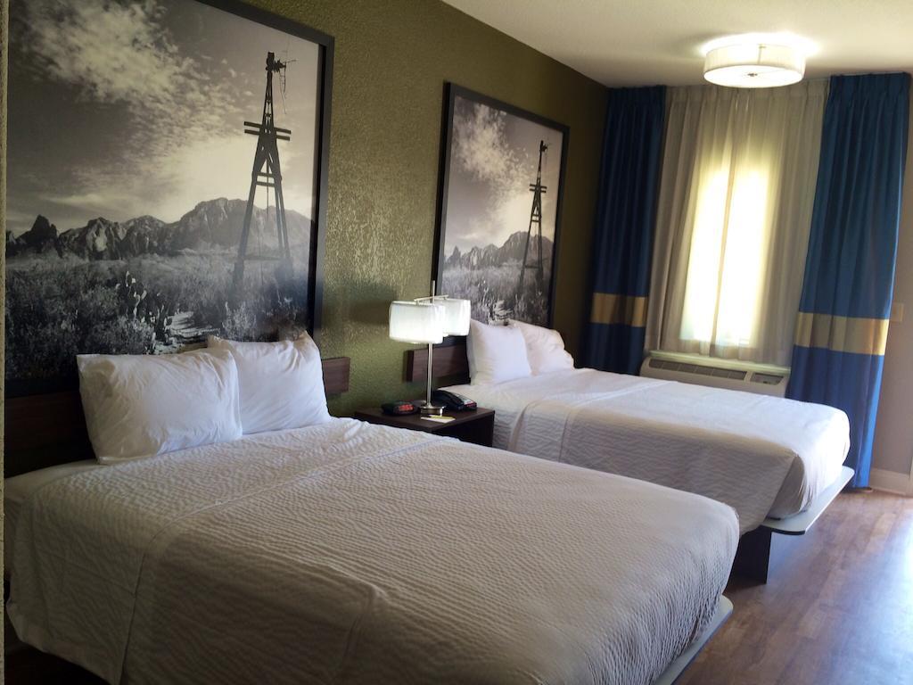 Motel Super 8 By Wyndham Near Sam Houston San Antonio