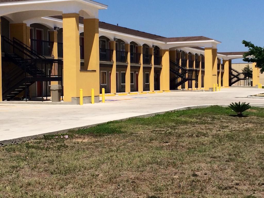 Super 8 By Wyndham Near Sam Houston Motel San Antonio