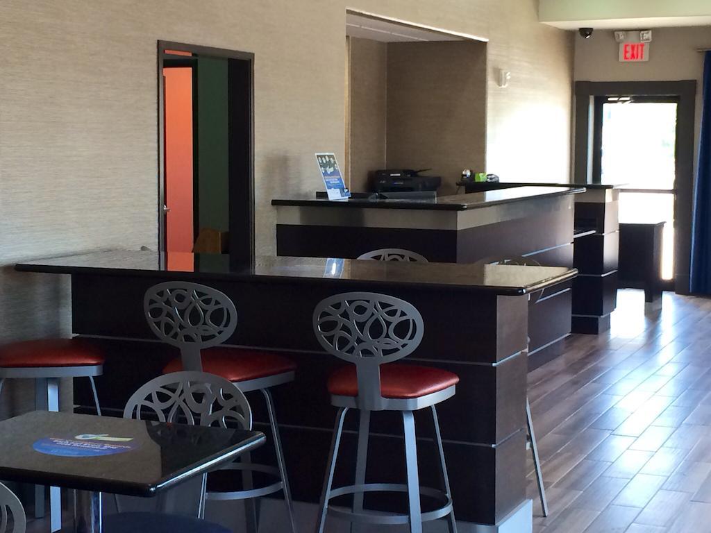 Motel Super 8 By Wyndham Near Sam Houston